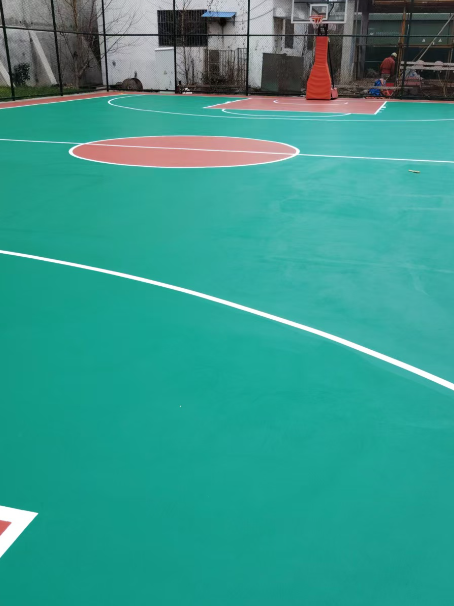 乌拉特后 球场长期使用易出现地面开裂